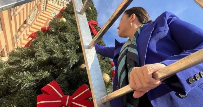 Gradonačelnica Sarajeva uvijek spremna na akciju: Tradicionalno kićenje jelke ispred Vijećnice  