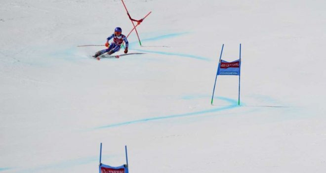 Jedna od najboljih skijašica svijeta pala, zakucala se u ogradu, pa ostala nepomično da leži