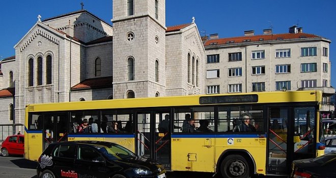 Opet drama u Sarajevu: Putnica pala u gradskom autobusu, zadobila teške povrede opasne po život