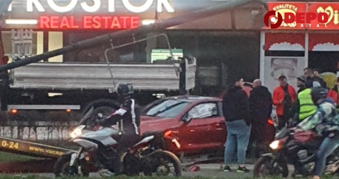 Saobraćajna nesreća u Sarajevu, vozač izgubio kontrolu nad vozilom i zabio se u banderu