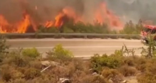 Požar na Bjelašnici i dalje bukti, spašene tri kuće: Vjetar ni danas neće stati, upaljen narandžasti meteoalarm