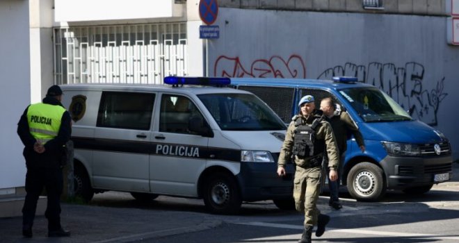 Maloljetnik koji se sumnjiči da je lažno dojavljivao bombe predat u Tužilaštvo, šta mu zakon može?