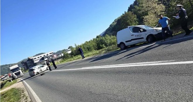 Teška saobraćajna nesreća na M-17: Sudarili se kamion i tri automobila, hitna pomoć na terenu