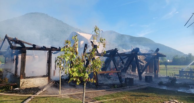 Izgorio poznati restoran i sobe iznad njega