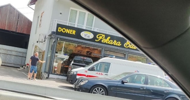 Toyotom se zabio u izlog pekare u Blažuju, povrijeđene tri osobe, među kojima i dijete