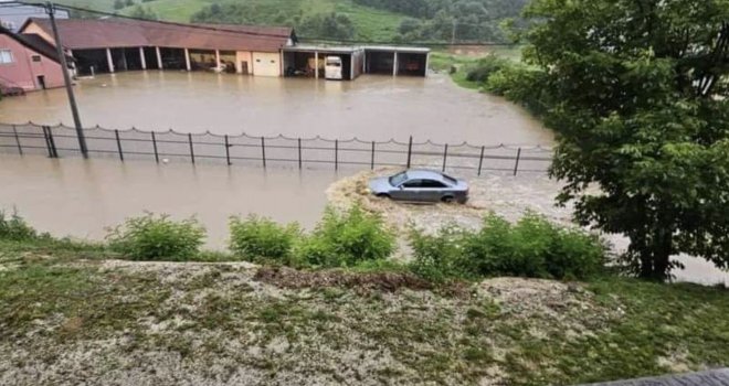 Vanredno stanje u USK zbog poplava: Voda prekrila puteve i sela, velika šteta na vozilima