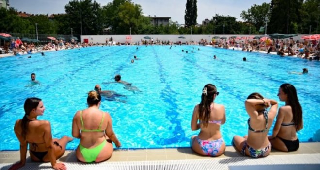 Vrvi kao u košnici: Načelnik Efendić objavio fotografije sa bazena na Dobrinji, tijelo do tijela, sve krcato...   