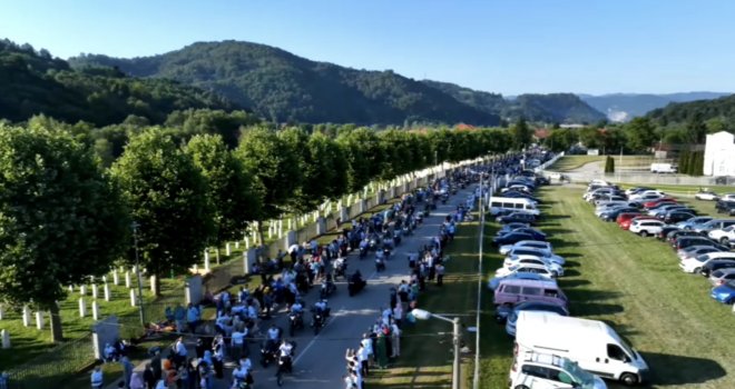 Od ranih jutarnjih sati pojačan promet putničkih vozila i autobusa na putevima prema Srebrenici