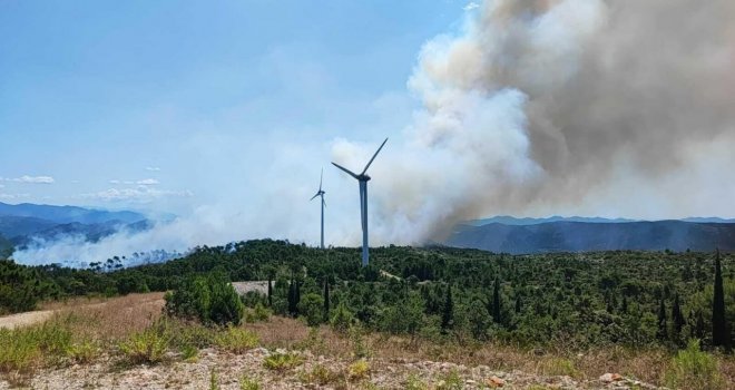 Požar kod vjetroparka na Pelješcu, na terenu vatrogasci: Stigli i kanaderi, štiti se naselje