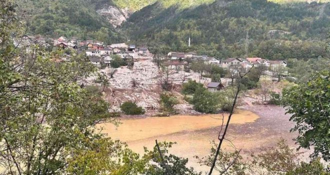 Stravični detalji: Otac i sin spasili 10 ljudi od poplava, a onda je sina odnijela bujica