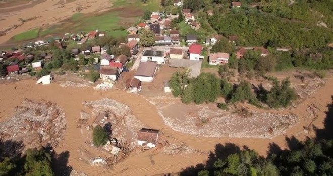 Potresni prizori: Buturović Polje potpuno pod vodom, rijeka blata teče kroz mjesto