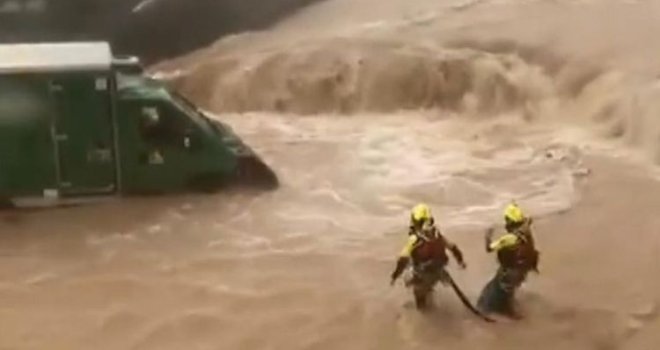 Španiju pogodile katastrofalne poplave: Više osoba stradalo, traga se za nestalima