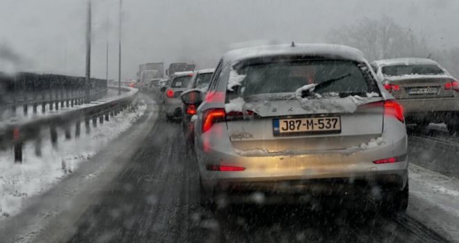 Zavejane ceste u BiH: Obustavljen saobraćaj preko prevoja Romanija i Rogoj, na putu Jablanica-Blidinje...