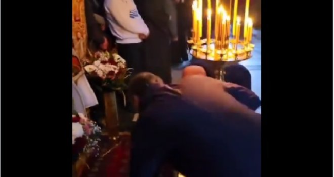 Vučić se klanja do zemlje pred Bogorodicom na božićnoj liturgiji u manastiru Hilandar