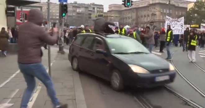 Jeziva scena: Autom udario studentkinju tokom odavanja počasti u Beogradu, nosio je na krovu... Nije se zaustavio!