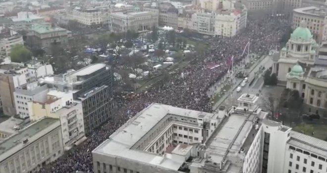 Studenti se obraćaju nepreglednoj masi ljudi, blokiran cijeli centar Beograda: 'Hajde da zajedno probudimo Srbiju'