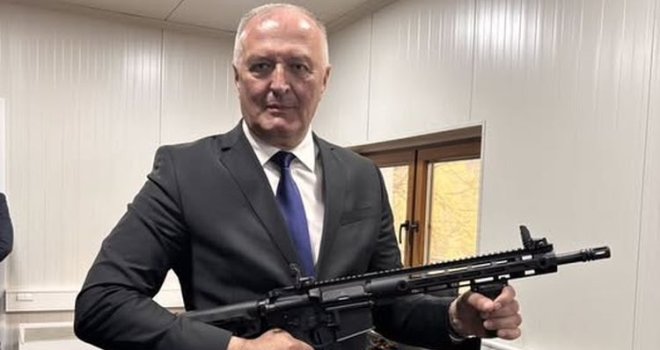 Helez u obilasku bh. namjenske industrije: 'Ponosni na pušku AC ALFA SMG i pištolj Bekto .22 LR'