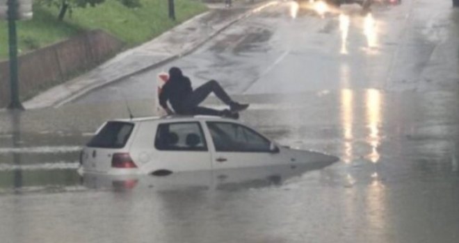 Katastrofa u Sarajevu: Poplavio podvožnjak... Vozač pokušao da prođe kroz vodu, pa se morao spašavati kroz prozor