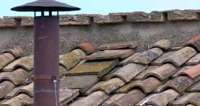 Crni dim ponovo iznad Sikstinske kapele: Papa nije izabran ni u drugom krugu glasanja