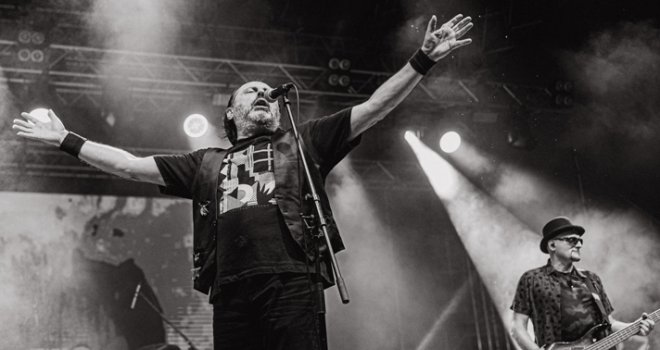 'Pušenje ubija' - novi album snimljen na slavljeničkom koncertu: Svi pokisli do gole kože, tri sata pjevali i plesali...