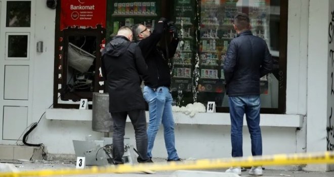 Eksplozija usred noći uznemirila građane u sarajevskom naselju Alipašino Polje: Lopovi raznijeli bankomat!