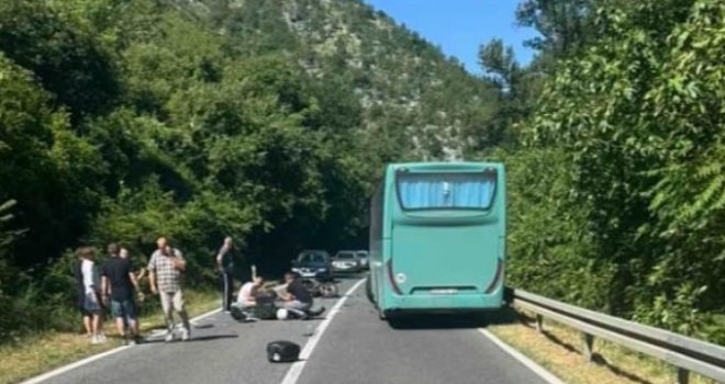 Teška saobraćajna nesreća u blizini Čapljine: Motociklista podletio pod autobus