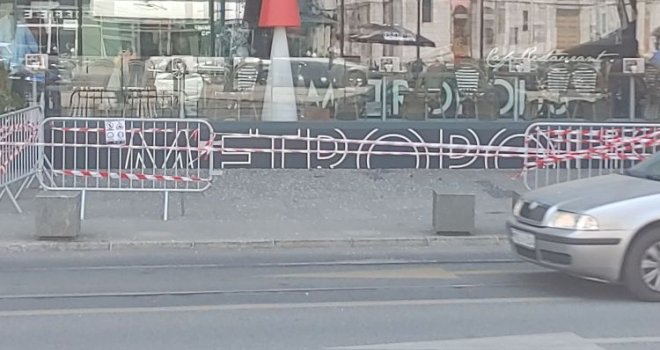 Ponovo puklo staklo reklame na SCC-u: Trotoar zatrpan krhotinama, nema povrijeđenih