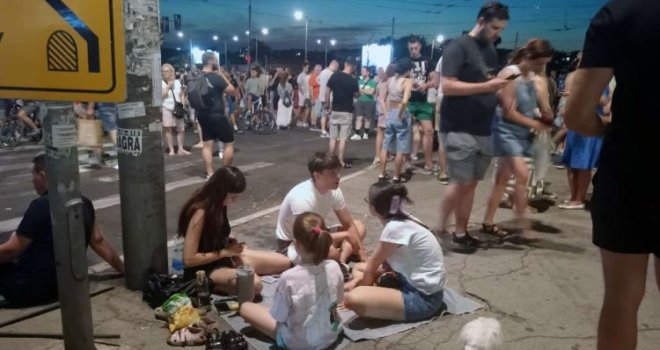 Srbija: Nastavak građanskog neposluha, natjeravanje policije i demonstranata po ulicama