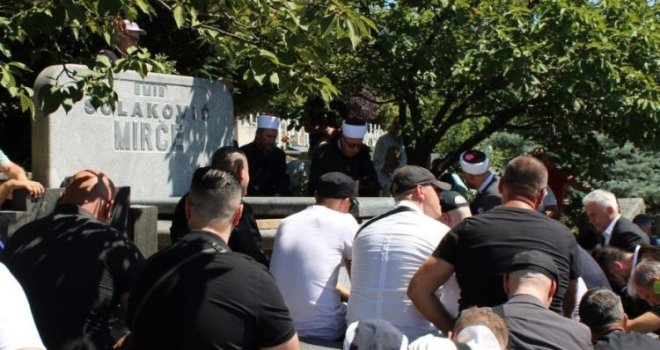 Klanjana dženaza profesoru Emiru Solakoviću: Ispratili ga brojni građani