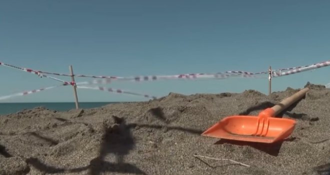 Strava na plaži: Mladić (17) iskopao rupu, pijesak se srušio i potpuno ga zatrpao... Nisu ga mogli spasiti