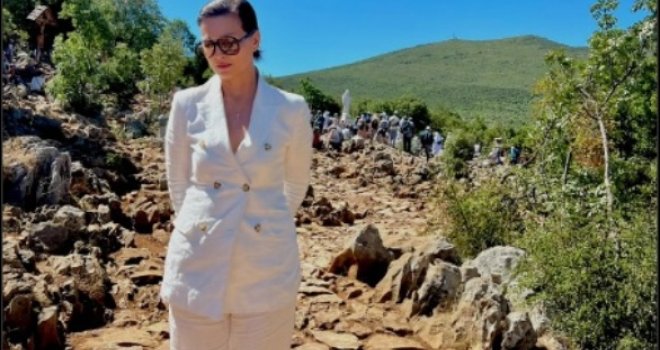 Ne skriva svoju vjeru: Nina Badrić poslala poruku iz Međugorja, bosa stigla na Brdo ukazanja