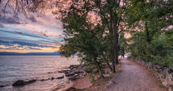 Ovo je jedna od najljepših šetnica na Jadranu: Prolazi tik uz more, u debelom je hladu i kao stvorena za uživanje