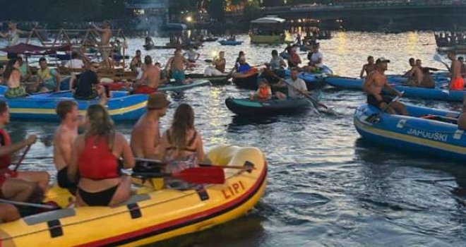 Spektakl na vodi i obalama Une: Više od hiljadu veslača ušlo u Bihać, uz bakljadu i ovacije građana