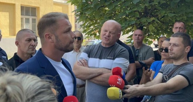 Potpuni haos ispred Sokolskog doma: Žestok sukob Stanivukovića i Rodića