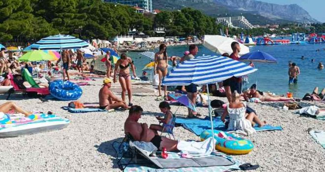 Septembarski vikend na Makarskoj rivijeri: Cijene visoke, ali turista k'o mrava... Plaže i dalje krcate