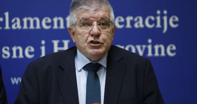 Davor Pranjić, za kojeg se do danas nije znalo, u istoriju ulazi tako što polaže vijenac na vlastiti politički grob!