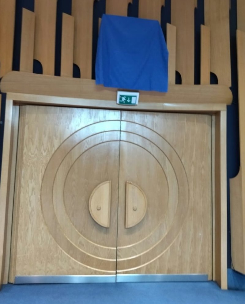 parlament-bir-drzavni-grb-prekriven-platnom parlament-bir-drzavni-grb-prekriven-platnom