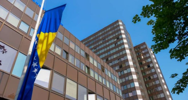 Zastave spuštene na pola koplja: U Federaciji BiH danas Dan žalosti zbog tragedije u Tuzli