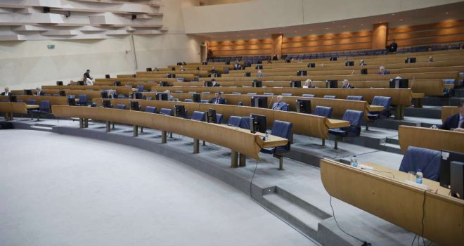 Burno u Parlamentu: Započela rasprava o hitnim izmjenama Izbornog zakona