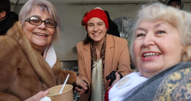 Zvaničnici Općine Novo Sarajevo družili se s građanima: Mirisi tradicionalnih jela i spontani susreti za kraj godine