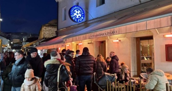 Na Baščaršiji se traži 'ćevap više': Sarajevo krcato turistima, pred ćevabdžinicama redovi, dok jedni ustaju, drugi 'grabe' mjesto 