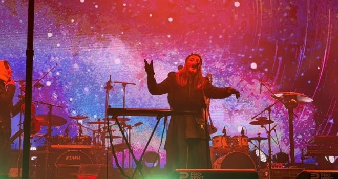 Građani 'cupkaju' uz Divanhanu: Počeo doček Nove godine u Sarajevu, pogledajte prve trenutke novogodišnjeg slavlja