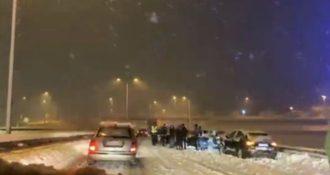 Snijeg i dalje pravi probleme: Lančani sudar na autoputu A1, kod Maglaja palo stablo na put, saobraća se jednom trakom