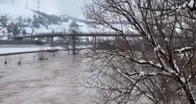 Haos u Rajlovcu: Rijeka Bosna se izlila i poplavila dvorišta privrednih subjekata