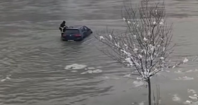 Zvornički vatrogasac heroj: Pogledajte kako je izvukao automobil iz nabujale rijeke