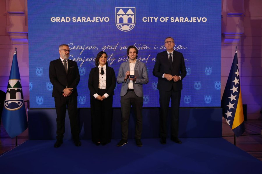 danis-bradaric-zlatnik