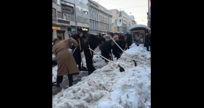 Sabina Ćudić p(r)ozvala i druge vijećnike: 'Ovoj grad je moja jedina kuća, pridruže nam se u čišćenju leda i snijega!'    