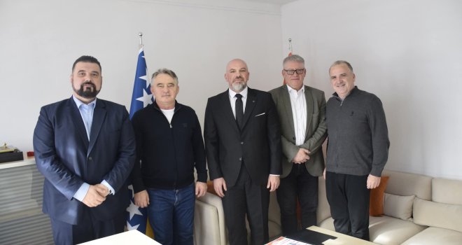 Pojačanje u DF-u: Ugledni kardiovaskularni hirurg iz Tuzle Mustafa Tabaković pristupio Demokratskoj fronti