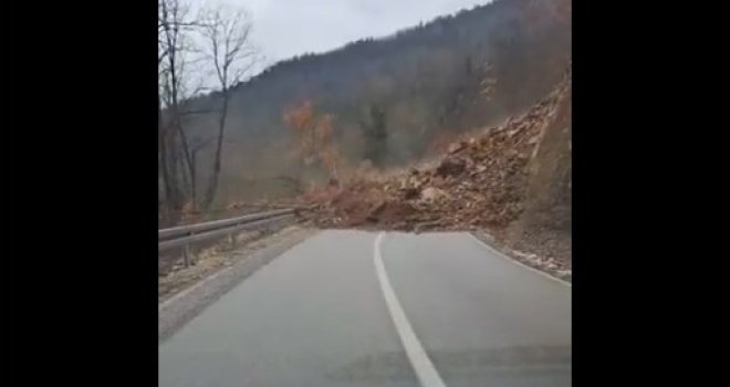 Zastrašujući prizor: Brdo se srušilo na cestu kod Foče, sekunde ih dijelile od tragedije