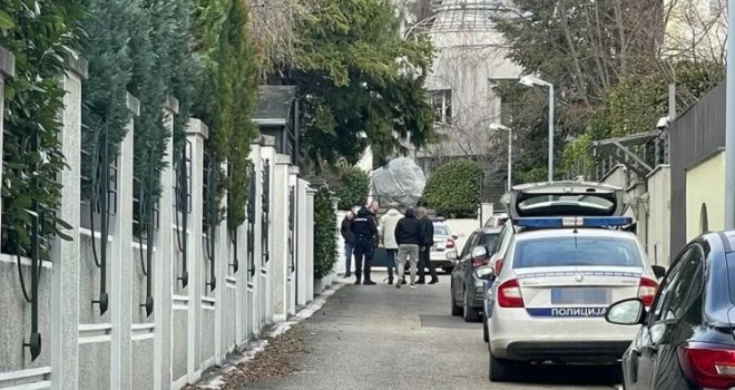 Horor na Dedinju ne jenjava: Fasada i automobili izrešetani gelerima, šteta milionska